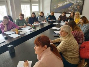 słuchacze kursu języka polskiego na zajęciach